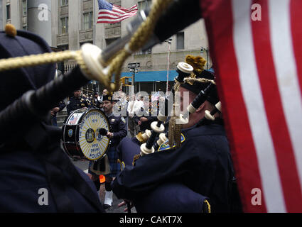 L'Autorité portuaire de New York & NJ tuyau et drum corps. jouer à l'Autorité portuaire de New York & NJ Service commémoratif pour les personnes tuées dans les attentats du World Trade Center sur les 11 septembre 2001 et 26 février 1993, tenue à l'église de Saint - Pierre. Banque D'Images