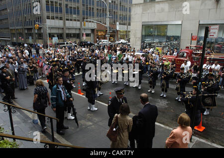 L'Autorité portuaire de New York & NJ tuyau et drum corps. jouer à l'Autorité portuaire de New York & NJ Service commémoratif pour les personnes tuées dans les attentats du World Trade Center sur les 11 septembre 2001 et 26 février 1993, tenue à l'église de Saint - Pierre. Banque D'Images