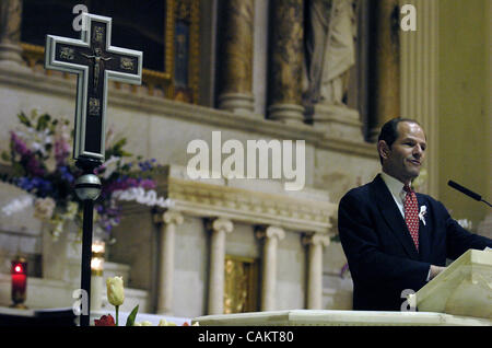 Gouverneur Eliot Spitzer s'exprime à l'Autorité portuaire de New York & NJ Service commémoratif pour les personnes tuées dans les attentats du World Trade Center sur les 11 septembre 2001 et 26 février 1993, tenue à l'église de Saint - Pierre. Banque D'Images