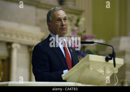 Le maire Michael Bloomberg s'exprime à l'Autorité portuaire de New York & NJ Service commémoratif pour les personnes tuées dans les attentats du World Trade Center sur les 11 septembre 2001 et 26 février 1993, tenue à l'église de Saint - Pierre. Banque D'Images