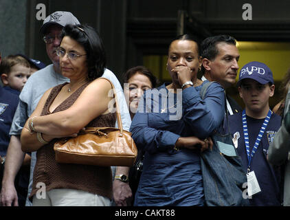 Les familles des victimes regardent le tuyau et d'une batterie jouer à la suite de l'Autorité portuaire de New York & NJ Service commémoratif pour les personnes tuées dans les attentats du World Trade Center sur les 11 septembre 2001 et 26 février 1993, tenue à l'église de Saint - Pierre. Banque D'Images