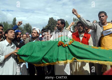 Les hommes du cachemire crier des slogans anti-armée indienne comme ils portent le corps de 20 ans, Mohammad Ramzan Shah en Dangiwachi, 75 km (46 milles) au nord de Srinagar, 11 septembre 2007. Au moins 15 personnes ont été blessées dans le Cachemire indien le mardi après que la police a tiré des gaz lacrymogènes sur des milliers de manifestants qui ont été Banque D'Images