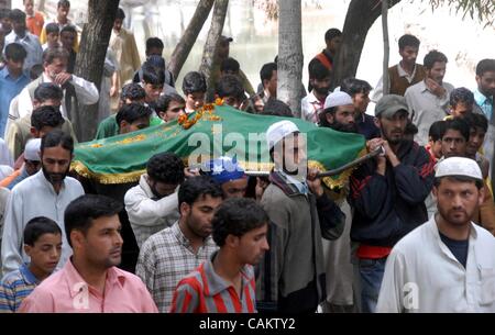 Les villageois du cachemire portent le corps de 20 ans, Mohammad Ramzan Shah lors de ses funérailles dans Dangiwachi, 75 km (46 milles) au nord de Srinagar, 11 septembre 2007. Au moins 15 personnes ont été blessées dans le Cachemire indien le mardi après que la police a tiré des gaz lacrymogènes sur des milliers de manifestants qui protestaient th Banque D'Images