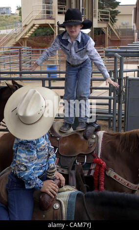 Juillet 28, 2003 - Colorado Springs, Colorado, États-Unis - alors qu'il attend de la concurrence dans la région de Little Britches Rodeo Association finale à Colorado Springs, Colorado, un jeune cowboy démontre ses compétences d'équilibrage pour son ami. (Crédit Image : Â© Brian Cahn/ZUMAPRESS.com) Banque D'Images