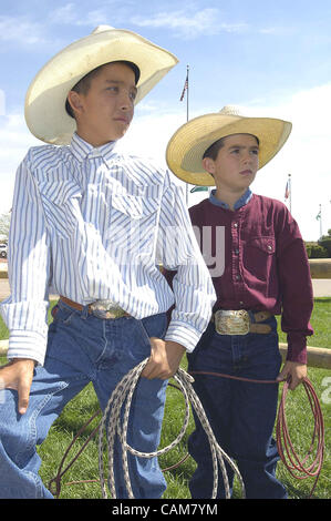 Juillet 28, 2003 - Colorado Springs, Colorado, États-Unis - Deux jeunes cow-boys à l'échelle nationale peu Britches Rodeo Association finales attendent patiemment leur tour pour pratiquer leur ''header'' et ''à talon'' au lasso un veau mécanique sur des compétences. (Crédit Image : Â© Brian Cahn/ZUMAPRESS.com) Banque D'Images