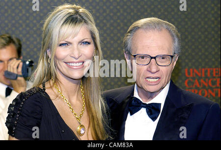 27 octobre 2003 - Los Angeles, Californie, USA - Larry et Shawn King pause sur le tapis rouge avant d'entrer dans la Louis Vuitton Des Gala avant le cancer dans la région de Los Angeles. L'UCF est une organisation dont l'objectif est d'amasser des fonds sans restriction pour la recherche de pointe et à diffuser le plus de rel Banque D'Images