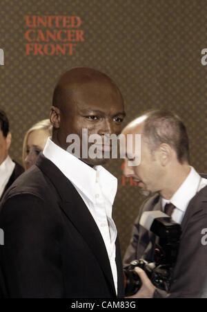 27 octobre 2003 - Los Angeles, Californie, USA - Musicien Seal, qui a mis l'animation musicale à la Louis Vuitton, parrainé par l'inaugural Gala avant le cancer dans la région de Los Angeles, s'arrête brièvement sur le tapis rouge pour parler avec les journalistes et de poser pour des photos. L'UCF est une organisation dont l'objectif est Banque D'Images