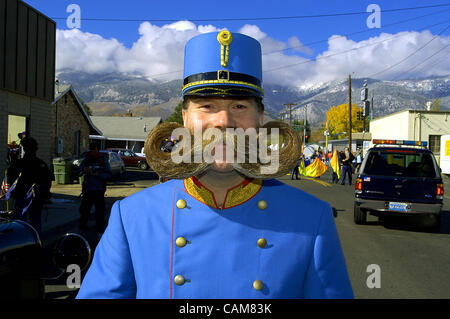01 novembre 2003 - Carson City, Nevada, USA - autrichien Franz Mitterhauser, un concurrent dans la catégorie Moustache impériale du monde Championnats barbe et moustache, sourires (nous pensons) avant le Nevada Day Parade de Carson City, Nevada. Messieurs barbus de 9 pays européens, les États-Unis, l'Ho Banque D'Images