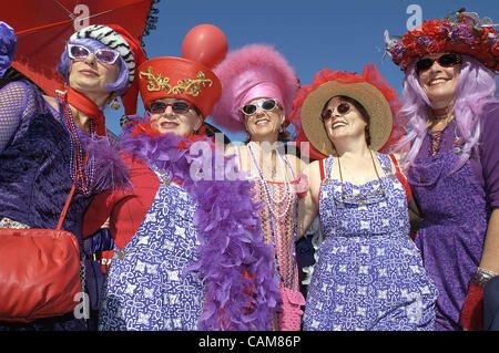 Le 23 novembre 2003 - Pasadena, Californie, États-Unis - Les membres de la société Red Hat sont resplendissant dans leurs couleurs de rigueur, rouge et violet, alors qu'ils se préparent à mars dans le 2003 Dooh Dah Parade, l'irrévérencieux et décalé de force sur la célèbre Rose Parade de Pasadena. (Crédit Image : Â© Brian Cahn/ZUMAPRESS.com) Banque D'Images