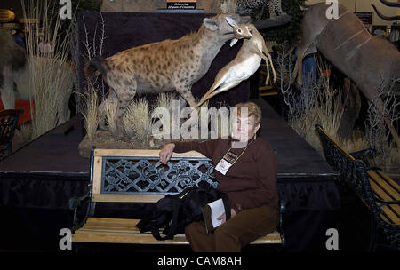 22 janvier 2004 - Reno, Nevada, USA - Inez Elliott, 78, de Vero Beach, en Floride, se repose et attend que son mari à la Safari Club International convention, un marché pour les chasseurs et les services liés à la chasse comme safari outfitters, lodges, armes à feu, de munitions, d'arc de chasse et de taxidermie. Banque D'Images