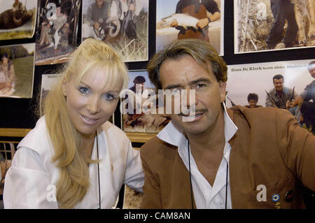 22 janvier 2004 - Reno, Nevada, USA - Fernando et Soledad Soler, de Buenos Aires, Argentine, représentant la Villa Hermosa, un resort de chasse et de pêche, posent devant leur kiosque au 2004 le Safari Club International convention, un marché pour la chasse-produits et services connexes, y Banque D'Images