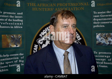 22 janvier 2004 - Reno, Nevada, USA - Gerard Ambrose, représentant l'Association des chasseurs professionnels africains, à l'écoute de l'histoire d'une SCI membre au Safari Club International convention, un marché international pour la chasse-produits et services connexes, y compris les pourvoyeurs, lodges, armes à feu un Banque D'Images