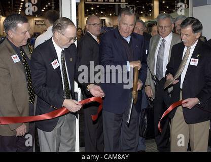 22 janvier 2004 - Reno, Nevada, USA - l'ancien président Bush coupe le ruban rouge de cérémonie pour l'ouverture officielle du 2004 Safari Club International convention, un marché international pour la chasse-produits et services connexes, y compris safari outfitters, lodges, armes à feu et de munitions, la chasse à l'fournisseurs Banque D'Images