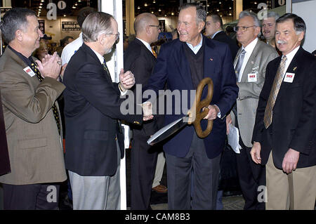 22 janvier 2004 - Reno, Nevada, USA - l'ancien président George Bush serre la main avec un fonctionnaire du Safari Club International à la cérémonie d'ouverture de leur convention annuelle à Reno, Nevada. Le Président allait donner un discours à l'hôtel Hilton Reno ballroom le dîner. (Crédit de droit Banque D'Images