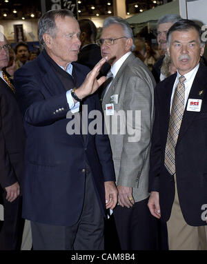 22 janvier 2004 - Reno, Nevada, USA - l'ancien président George Bush moments salue la foule après la découpe du ruban rouge de cérémonie qui marquait l'ouverture officielle du Safari Club International Convention 2004, un annuel, Marché international de grande chasse-produits et services connexes. Banque D'Images