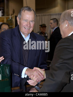 22 janvier 2004 - Reno, Nevada, USA - l'ancien président George Bush est accueilli sur le plancher de la 2004 Safari Club International convention, un marché international de la chasse et de la pêche, les services liés à la vérification, y compris safari outfitters, hébergement, armuriers, munitions, à l'arc et fournitures trophée Banque D'Images