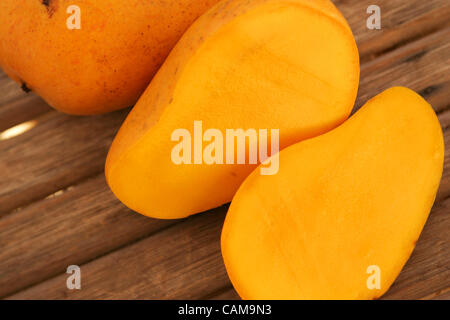 Sep 01, 2007 - Laguna Beach, Californie, USA - Le pluriel (mangue mangues ou mangues) est un fruit tropical du manguier. Les mangues appartiennent au genre Mangifera qui comprend environ 30 espèces d'arbres à fruits tropicaux dans la famille de plantes à fleurs Anacardiaceae. Les origines exactes de l'une mangue Banque D'Images