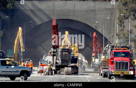 Les travailleurs de la construction pour CC Myers Inc. démolir une section de le Bay Bridge à l'Est de l'île de Yerba Buena tunnel le 1 septembre 2007. (Sean Connelley/l'Oakland Tribune) Banque D'Images