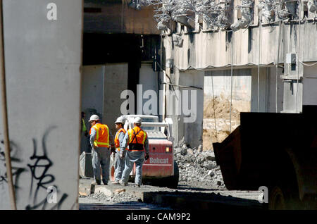 Les travailleurs de la construction pour CC Myers Inc. démolir une section de le Bay Bridge à l'Est de l'île de Yerba Buena tunnel le 1 septembre 2007. (Sean Connelley/l'Oakland Tribune) Banque D'Images