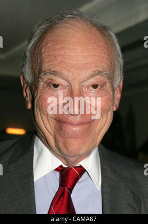 Sep 04, 2007 - New York, NY, USA - LEONARD LAUDER à la fête pour Marilyn Minter et sa tenue à la monographie de Tom Ford's flagship store. (Crédit Image : © Nancy/Kaszerman ZUMA Press) Banque D'Images