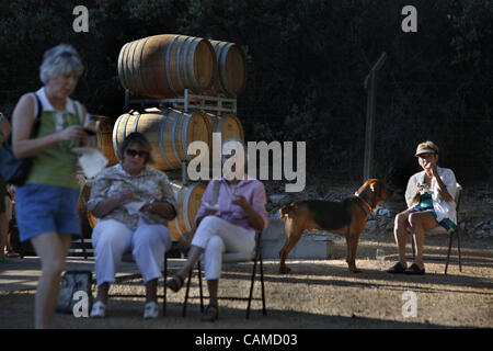 Les propriétaires de chien gommeux, un bloodhoud rottweiller/, est à la recherche d'un snack-comme dégustateurs faites une pause à la Sierra Starr vignoble sur Gibson dur à Grass Valley. Les propriétaires Phil et Anne Starr et leur fils Jackson tout faire eux-mêmes. Ils ont même un coupe-et-grotte de remplissage pour les barriques d'élevage du vin. C'est un Banque D'Images