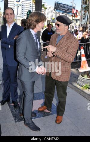 William H. Macy, David Mamet à la cérémonie d'intronisation pour l'étoile sur le Hollywood Walk of Fame pour William H. Macy et Felicty Huffman, Hollywood Boulevard, Los Angeles, CA 7 mars 2012. Photo par : Michael Germana/Everett Collection Banque D'Images