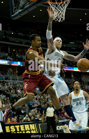 Le 7 mars 2012 - Denver, CO, USA - ALONZO GEE, de gauche, les cavaliers de Cleveland au large de plats d'un laissez-passer pour un coéquipier avec CHRIS ANDERSEN, droite, de les Nuggets de Denver se ferme au cours de la 2e. la moitié au centre Pepsi mercredi soir. Les Cavaliers battre les Nuggets 100-99. (Crédit Image : © Hector Acevedo/ZUMA Banque D'Images