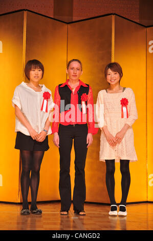 (L à R) Yoshimi Ozaki (JPN), Albina Mayorova (RUS), Remi Nakazato (JPN), le 11 mars 2012 - Marathon : Nagoya de Marathon 2012 lors de fête d'adieu, Aichi, Japon. (Photo de Jun Tsukida/AFLO SPORT)[0003] Banque D'Images