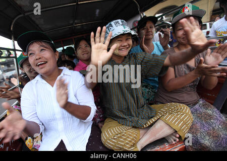 Les partisans de la décision United pour la solidarité et le développement de la campagne du parti à Yangon, le 31 mars 2012. La population du Myanmar se prépare pour des élections qui pourraient la catapulte Aun San Suu Kyi au parlement. Banque D'Images