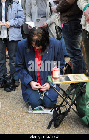 Londres, Royaume-Uni. 30/03/12. Une femme à genoux en prière, en tant que militants pro-vie chrétienne et Anti-Abortion ont manifesté à l'extérieur du Service consultatif de la grossesse à Bedford Square. Banque D'Images