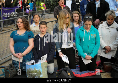 Londres, Royaume-Uni. 30/03/12. Une famille chrétienne à genoux dans la prière, tandis que les militants pro-vie et Anti-Abortion ont manifesté à l'extérieur du Service consultatif de la grossesse à Bedford Square. Banque D'Images