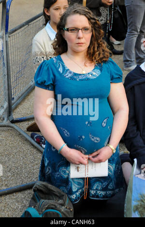 Londres, Royaume-Uni. 30/03/12. Une femme enceinte s'agenouille dans la prière, en tant que militants pro-vie chrétienne et Anti-Abortion tenu prières et manifestations devant le Service consultatif de la grossesse à Bedford Square. Banque D'Images