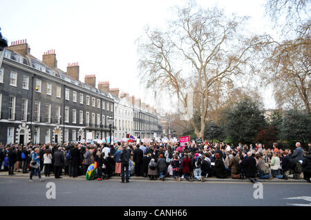 Londres, Royaume-Uni. 30/03/12. Les militants pro-vie chrétienne et Anti-Abortion tenu prières et manifestations devant le Service consultatif de la grossesse à Bedford Square. Les militants pro-choix a tenu une manifestation à proximité du compteur. Banque D'Images