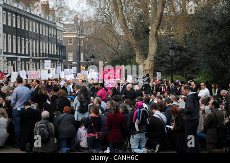 Londres, Royaume-Uni. 30/03/12. Les militants pro-vie chrétienne et Anti-Abortion tenu prières et manifestations devant le Service consultatif de la grossesse à Bedford Square. Les militants pro-choix a tenu une manifestation à proximité du compteur. Banque D'Images