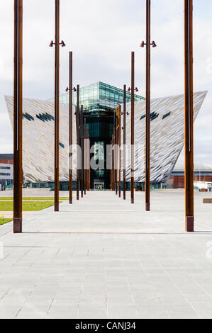 Signature Titanic Belfast en vue de la cale sèche sur laquelle Titanic et Olympiques ont été construites. Banque D'Images