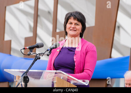 Belfast, Royaume-Uni. 31/03/2012. Ministre du Commerce et de l'industrie, Arlene Foster, parle à l'ouverture de Belfast Titanic du bâtiment Signature pour le public. Banque D'Images