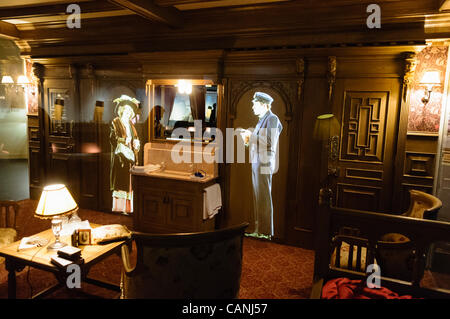 Réplique d'une cabine de première classe à bord du Titanic avec les projections holographiques de guest et le personnel, au centre des visiteurs du bâtiment Signature Titanic à Belfast Banque D'Images