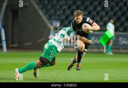 RaboDirect PRO12 - Ospreys v Trévise @ Le stade Liberty à Swansea. Ospreys Dan Biggar est pris Banque D'Images