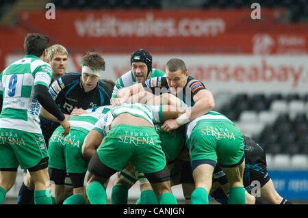 RaboDirect PRO12 - Ospreys v Trévise @ Le stade Liberty à Swansea. Ian Evans trys d'obtenir la balle pour les Ospreys. Banque D'Images