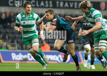 RaboDirect PRO12 - Ospreys v Trévise @ Le stade Liberty à Swansea. Dan Biggar sur les frais pour les Ospreys. Banque D'Images