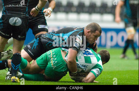 RaboDirect PRO12 - Ospreys v Trévise @ Le stade Liberty à Swansea. Ospreys Paul James la défense. Banque D'Images