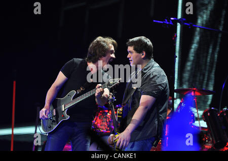 Mars 27, 2012 - Washington, District of Columbia, États-Unis - Eddie Van Halen et Wolfgang VAN HALEN, droite, du groupe de rock Van Halen effectuer sur scène lors de leurs "différents types de vérité' Tour à du Verizon Center. (Crédit Image : © Tina Fultz/ZUMAPRESS.com) Banque D'Images