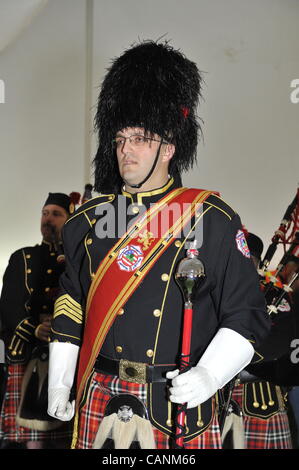 Tambour-major des pompiers du comté de Nassau à tambours et collecteur de fonds pour le pompier Ray Pfeifer le 31 mars 2012 à East Meadow Pompiers Benevolent Hall, New York, USA. Banque D'Images