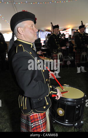 Batteur à jouer de la batterie, dans le comté de Nassau de cornemuses et tambours des pompiers, au collecteur de fonds pour le pompier Ray Pfeifer - lutte contre le cancer après des mois d'efforts de rétablissement à Ground Zero après l'attentat du 11 septembre - le 31 mars 2012 à East Meadow Pompiers Benevolent Hall, New York, USA. Banque D'Images