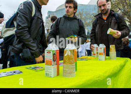 Paris, France, Small Group People, Men Shopping at Environment Awareness public Street Event, Liberons les Elections, Food Stall, Men Talking Banque D'Images