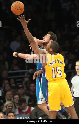 31 mars 2012 - Los Angeles, Californie, États-Unis - la paix mondiale Meta avant Lakers tente de voler un passage par Hornet Marco Belinelli garde au cours de la Los Angeles Lakers 88 - 85 victoire sur l'une visite à New Orleans Hornets au Staples Center de Los Angeles, Californie, samedi 31 mars 2012. Banque D'Images