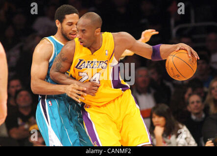 31 mars 2012 - Los Angeles, Californie, États-Unis - Lakers Kobe Bryant garde post up Hornets réserver Xavier Henry au cours de la Los Angeles Lakers 88 - 85 victoire sur l'une visite à New Orleans Hornets au Staples Center de Los Angeles, Californie, samedi 31 mars 2012. (Crédit Image : © Burt Harri Banque D'Images