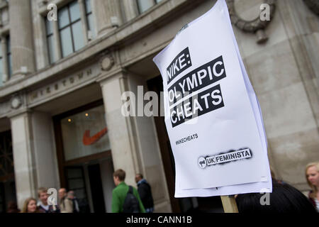 Des militants d'UK Feminista protester contre l'exploitation des femmes des vêtements pour Nike Sportswear Company Jeux Olympiques. 'Tricher' militants leur chemin à travers une série de courses et de tenir une cérémonie de remise de médailles le titre de "Nike plus tricher'. Magasin Niketown, Oxford Circus, Londres, Royaume-Uni, 31 Banque D'Images