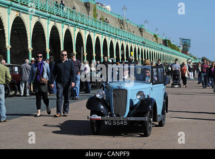 Brighton, UK. 1 avril, 2012. Propriétaires prennent part à l'Austin 7 Run voiture qui a terminé sur le front de mer de Brighton aujourd'hui Banque D'Images