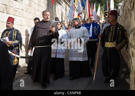 Des milliers participent à procession des Rameaux qui commence à l'église de Bethphagé, sur les pentes orientales du Mont des Oliviers, monte au sommet et descend ensuite à Gethsémani. Il continue ensuite à travers la Porte des Lions à l'église de Sainte Anne. Jérusalem, Israël. 1-AVR-2012. Banque D'Images